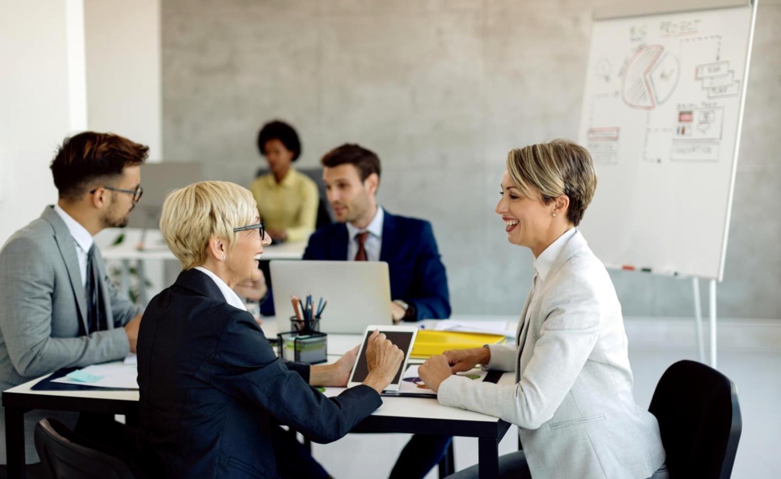 Équipe analysant des documents financiers pour startup